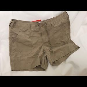 NWT North Face relaxed fit khaki shorts 14
